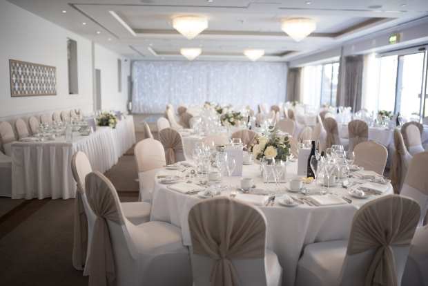 Fundas para sillas de banquetes de boda Proveedor de hoteles del Reino Unido - Forbes Group