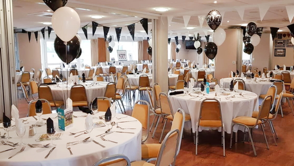 Tables de banquet pliantes utilisées pour une fête