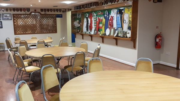 Le club de rugby de Luctonians utilise des tables de banquet pliantes pour ses réunions