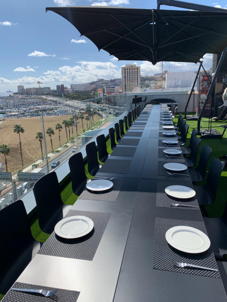 Tables de réunion utilisées sur le toit-terrasse pour une fête