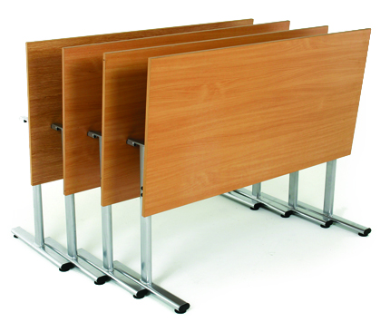 Les tables de réunion à plateau rabattable peuvent être emboîtées pour le rangement