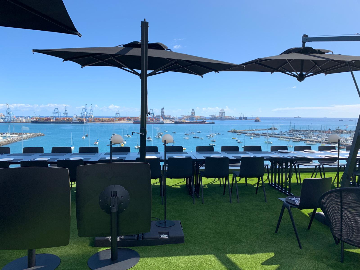 Las mesas de bar abatibles se guardan para celebrar una fiesta en la terraza