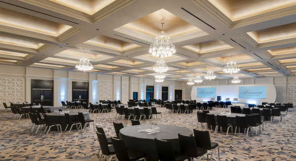 El salón de baile del Fairmont Windsor Park preparado para una conferencia