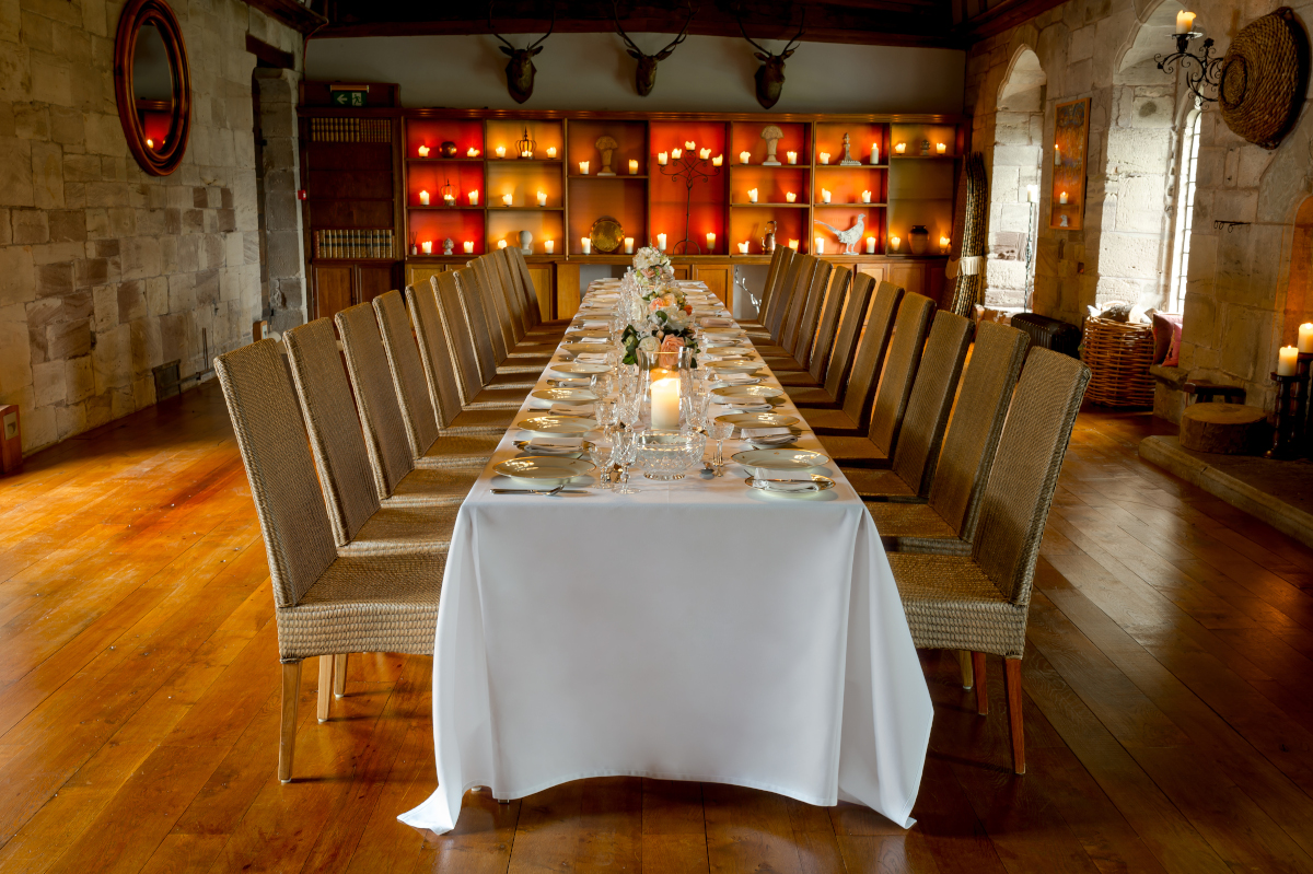 Banquete de boda con mesas de caballete plegables
