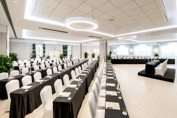 Fundas elásticas para sillas en una sala de conferencias del Oliva Nova Beach & Golf Hotel