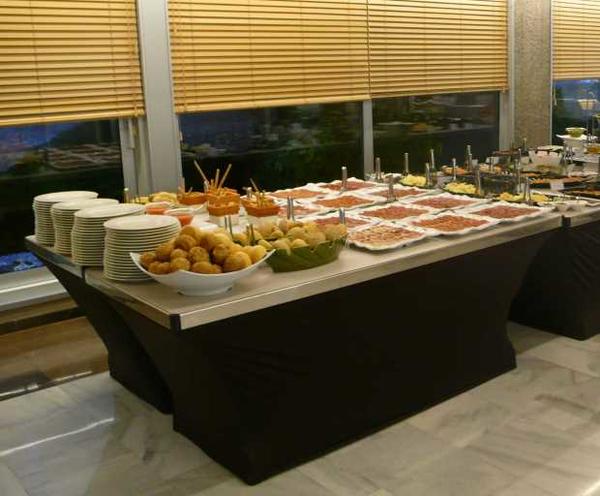 Plateau de buffet portable (Buffet-Rite) avec housse en stretch sur tables classiques