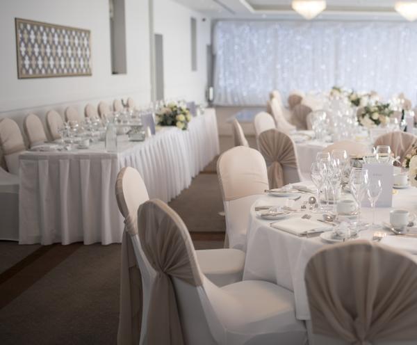 Faldones blancos para mesa de boda / faldones para mesa principal (Vale Resorts Hensol Castle)